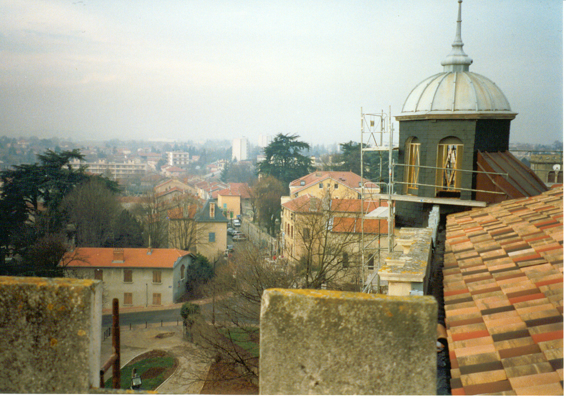 Une vue des toits en direction de la Grande rue du village